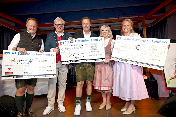 Glückliche Gesichter bei der Vergabe der Spenden