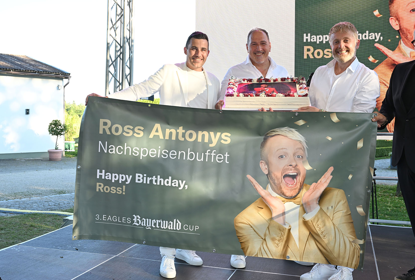 Überraschungstorte für Geburtstagskind Ross Antony