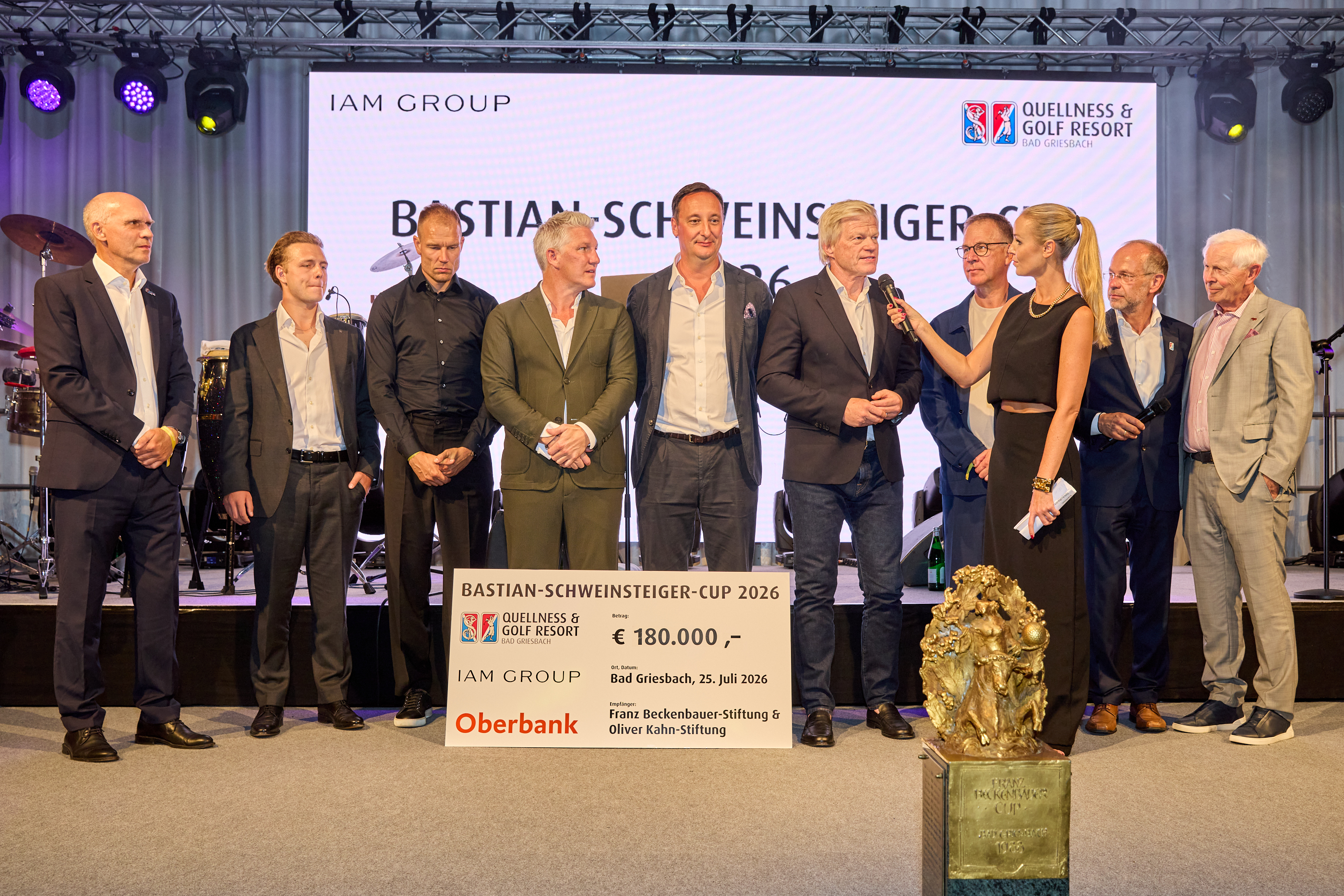 Dr. h. c. Hans-Dieter Cleven (r.) stockte die Gesamtspendensumme auf 200.000 € auf
